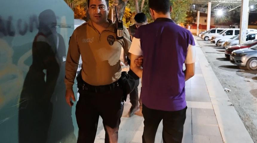 Aksaray’da ilginç gözaltı: Geri geri adımlayarak götürüldü! Sebebi şaşırttı