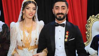 Kilolarca altın, milyonlar... Aşiret düğününde gelin ve damada takılanlar dudak uçuklattı! 15 kişi zor saydı