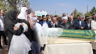 Narin'in tabutundaki gelinlik tartışma yarattı! Sosyal medyadan tepki yağdı: 'Bari ölüyken rahat bırakın'