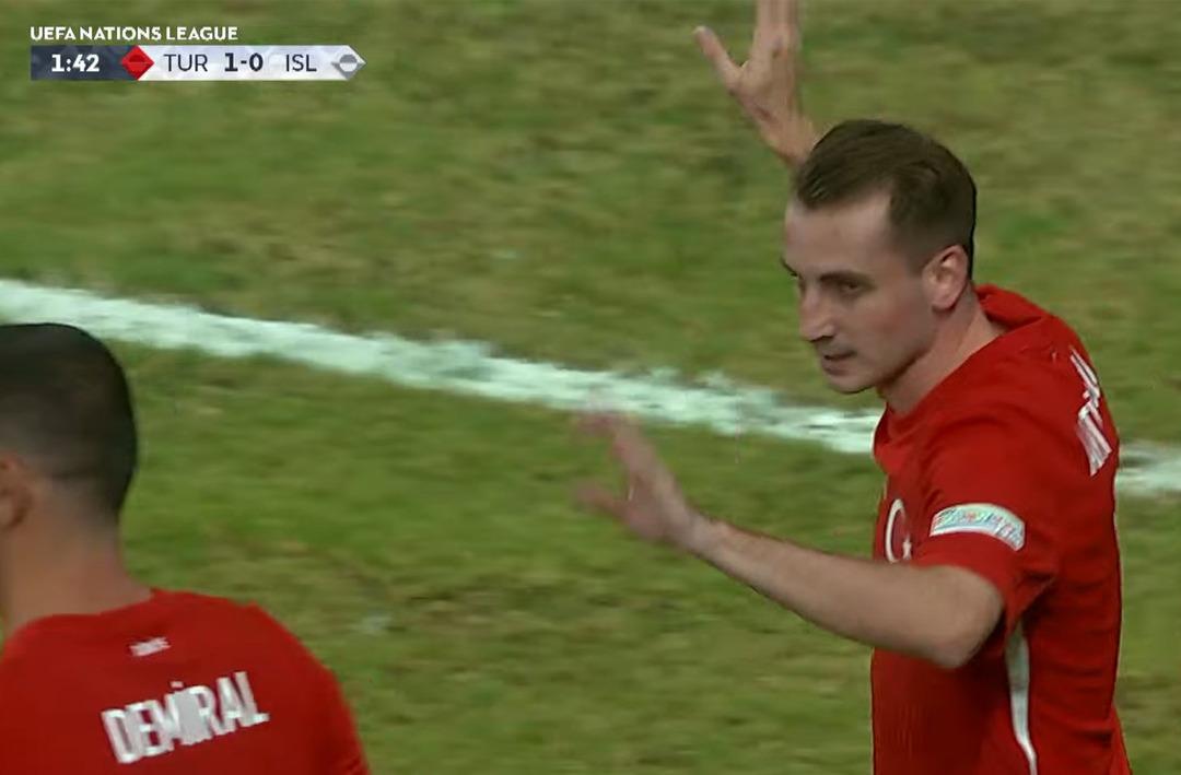 İzlanda ma&ccedil;ında şov yapan Kerem Akt&uuml;rkoğlu'ndan g&ouml;ndermeli sevin&ccedil;! Trib&uuml;nlere d&ouml;nd&uuml; ve...