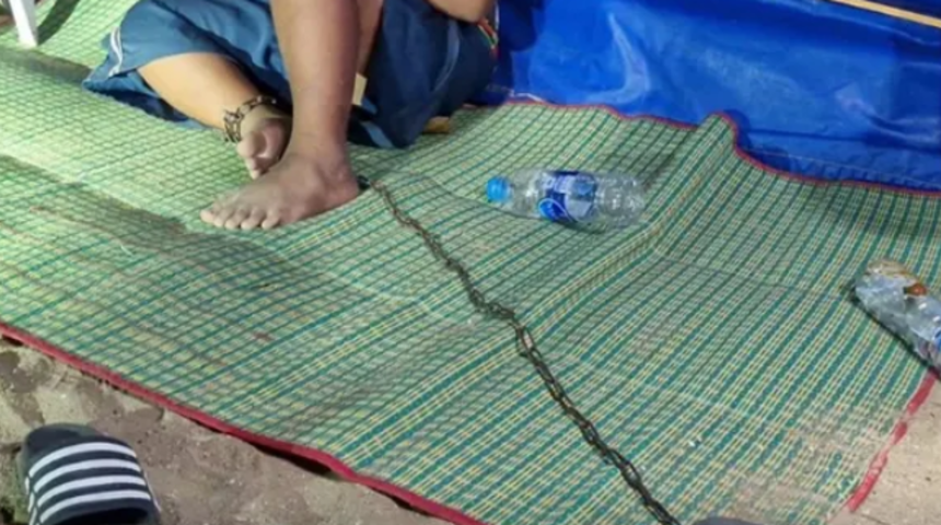 11 yaşındaki oğlunu sahile zincirledi! Babasından skandal savunma: "Daha fazla sorun çıkartmasını istemedim"