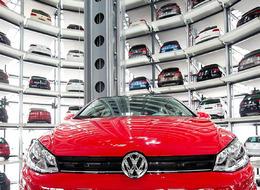 Avrupa'nın en büyüğü Almanya'da fabrika kapatıyor... Otomotiv sektörü Volkswagen kararı sonrası sarsıldı...