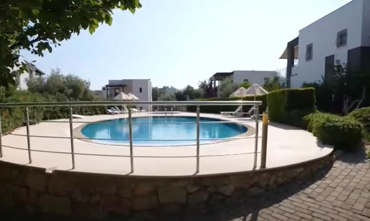 Yeliz Yeşilmen Bodrum'daki lüks villasını gezdirdi! Özene bezene yaptırdığı altınları tek tek gösterdi! Elmaslar, pırlantalar, metrelik zincirler...  G2