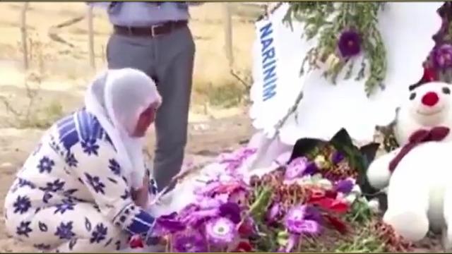 Narin'in mezarında tüyler ürperten sözler! Akrabasının yaktığı ağıt olay oldu: Havin'ime de böyle kıydılar 