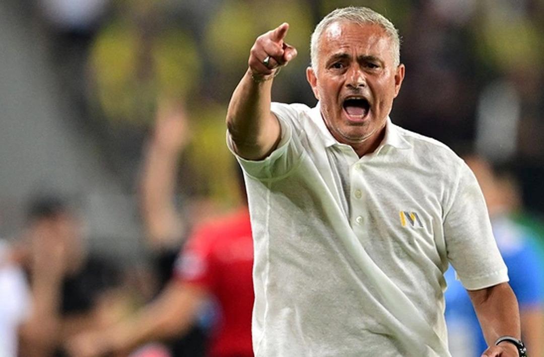 Fenerbah&ccedil;e'de Jose Mourinho, Galatasaray'ı hedef aldı! ''Onlara karşı her şey farklı! Eşyalarımı toplar giderdim..."