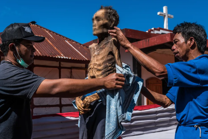 Endonezya'da bir garip ritüel! Ölü akrabalarını mezarlarından çıkartıp önce giydirdiler... Sonra kare kare poz verdiler G1