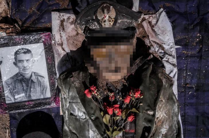 Endonezya'da bir garip ritüel! Ölü akrabalarını mezarlarından çıkartıp önce giydirdiler... Sonra kare kare poz verdiler G3