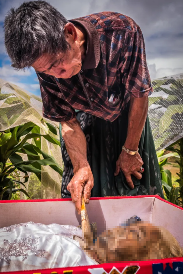 Endonezya'da bir garip ritüel! Ölü akrabalarını mezarlarından çıkartıp önce giydirdiler... Sonra kare kare poz verdiler G5