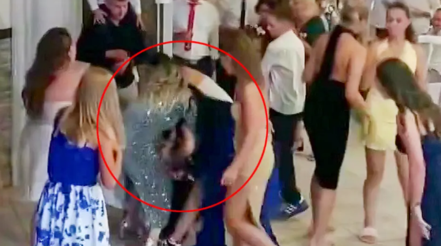 Gelinin attığı çiçek konuklar arasında kavga çıkarttı! Çiçek kapma yarışında kaos... Birbirlerini ezip saç saça baş başa kavga ettiler