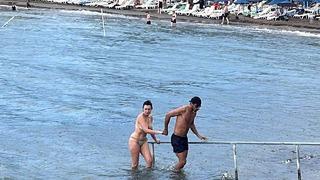 Yer: Bodrum! Turistler sağanak yağmurda denize girdi