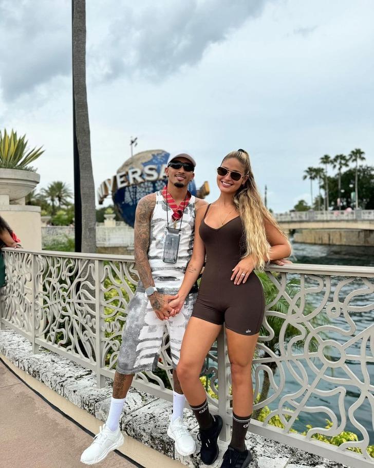 Barcelona'nın yıldızı Raphinha karısıyla pozuna 'paranın gücü' yorumu gelince dayanamadı! Yanıtı olay oldu G4