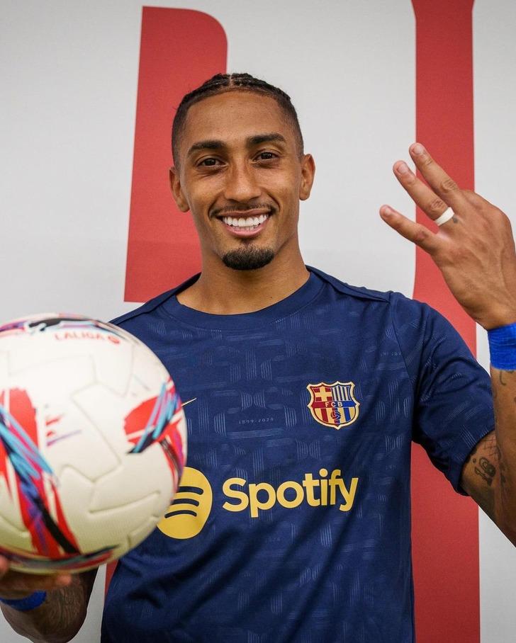 Barcelona'nın yıldızı Raphinha karısıyla pozuna 'paranın gücü' yorumu gelince dayanamadı! Yanıtı olay oldu G5