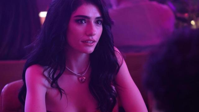 İnci Taneleri'nin Dilber'i Hazar Ergüçlü tatil pozlarını peş peşe paylaştı! Yorum yağdı: Dilber hâlâ evsiz mi?