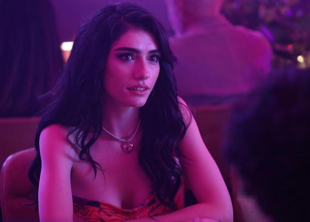 İnci Taneleri'nin Dilber'i Hazar Erg&uuml;&ccedil;l&uuml; tatil pozlarını peş peşe paylaştı! Yorum yağdı: Dilber h&acirc;l&acirc; evsiz mi?