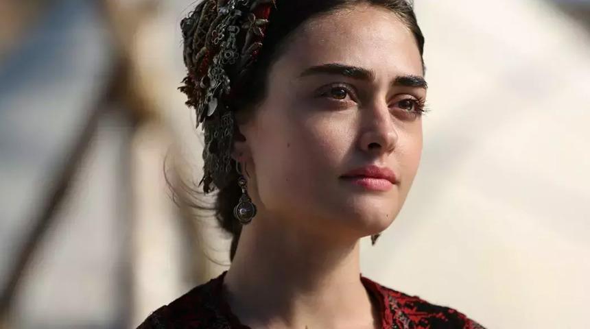 Esra Bilgiç yeni aşkı Faruk Sabancı ile el ele görüntülendi! "Her şey yolunda gidiyor"