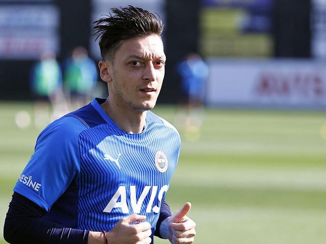 Mesut Özil, futbol arenasına geri dönüyor!