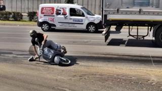 Yola dökülen yağ trafiği felç etti! Kayan kayana...