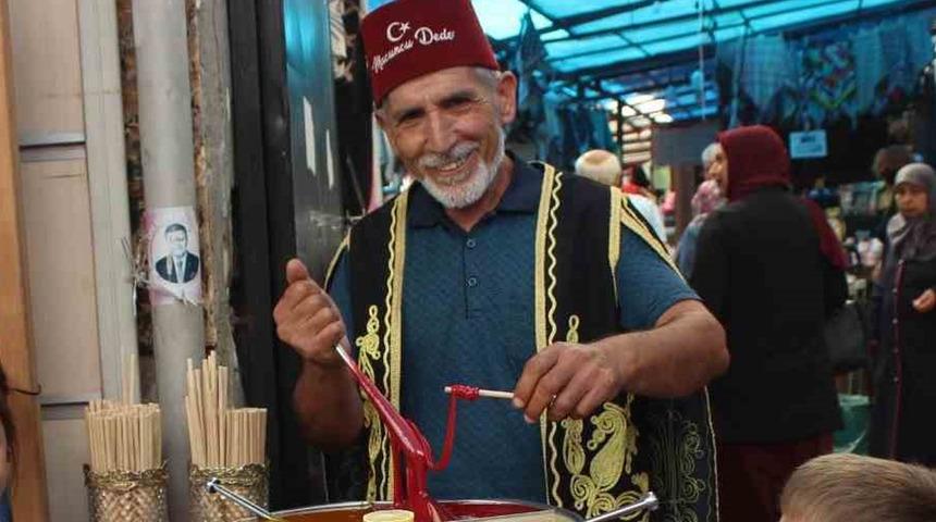 35 yıldır yapıyor! Deprem yerini değiştirdi ama işinden vazgeçmedi 'Çocukları mutlu etmeye çalışıyorum'