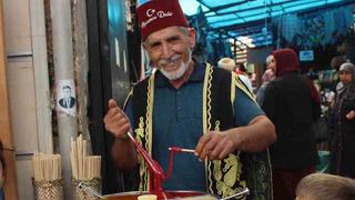 35 yıldır yapıyor! Deprem yerini değiştirdi ama işinden vazgeçmedi 'Çocukları mutlu etmeye çalışıyorum'