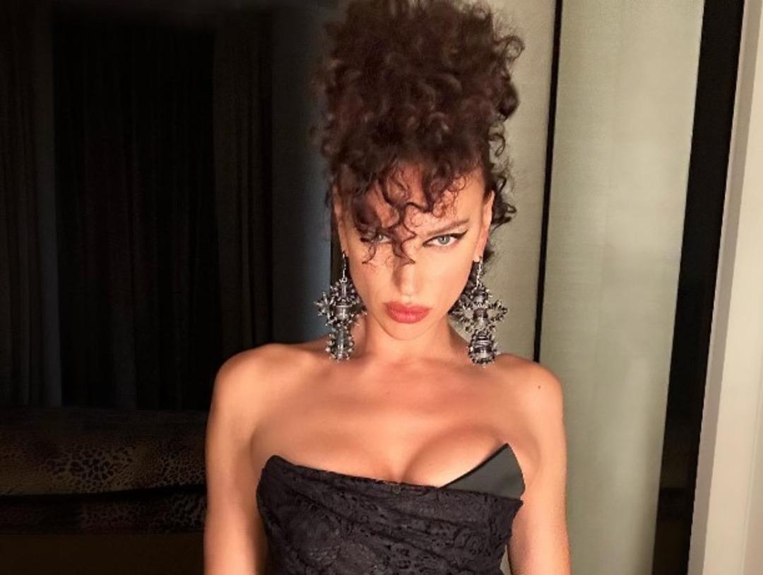 Rusya'nın en seksi kadını se&ccedil;ilmişti! Irina Shayk baştan aşağı t&uuml;lden elbisesiyle peş peşe poz verdi! Beğeni yağdı