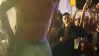 Sosyal medya bu DJ'i konuşuyor! Müziğin ritmine kendisini fazla kaptırdı... Bir anda şortunu indirince güvenlik tarafından etkinlikten atıldı