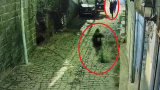 Nöbet tutan polisi sebepsizce bıçakladı! Bir anda ortalık karıştı: O anlar kamerada