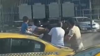 Dakikalarca o görüntüye maruz kaldı, babası bir grup tarafından dakikalarca darp edildi