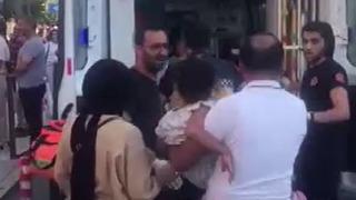 Tekirdağ'da akılalmaz olay! Yolda yürüyen anne ve kızının üstüne düştü