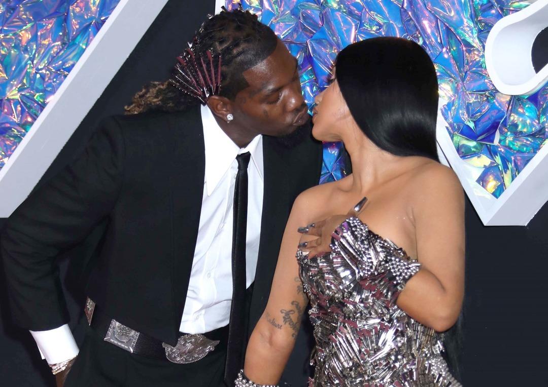 Boşanma aşamasındalardı! &Uuml;nl&uuml; rap&ccedil;i Cardi B. &uuml;&ccedil;&uuml;nc&uuml; kez anne oldu!