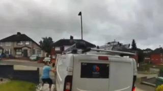 Minibüsünü çalan hırsızı durdurmak istedi! Kapının kolunu tutup bırakmayınca kilometrelerce sürüklendi... Bez bebek gibi sürüklendim