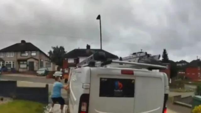 Minibüsünü çalan hırsızı durdurmak istedi! Kapının kolunu tutup bırakmayınca kilometrelerce sürüklendi... Bez bebek gibi sürüklendim