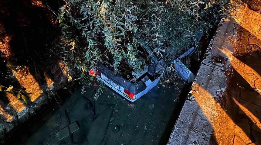 Feci kaza: Otomobil su kanalına düştü! 2 yaralı