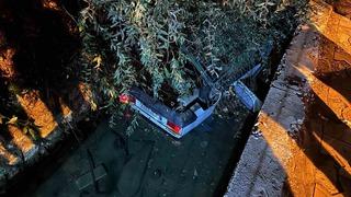 Feci kaza: Otomobil su kanalına düştü! 2 yaralı