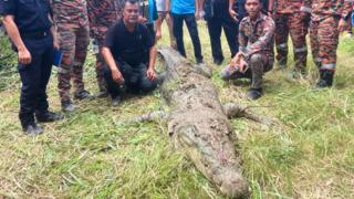 45 yaşındaki adamı canlı canlı 4 metrelik timsah yedi! Saatlerce cansız bedenini dişlerinin arasında tutup bekledi... Korku dolu anlar