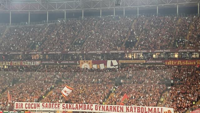 Galatasaray'dan duygusal Narin pankartı... 