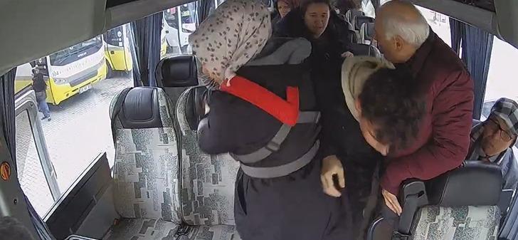 Görünce arka koltuğa saklandı ama... Minibüsteki kanlı hesaplaşma kamerada G1