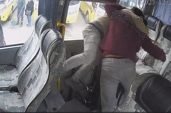 Görünce arka koltuğa saklandı ama... Minibüsteki kanlı hesaplaşma kamerada G4