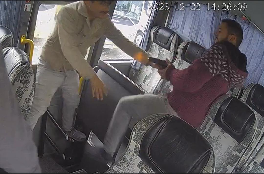 G&ouml;r&uuml;nce arka koltuğa saklandı ama... Minib&uuml;steki kanlı hesaplaşma kamerada