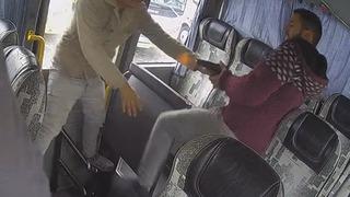 Görünce arka koltuğa saklandı ama... Minibüsteki kanlı hesaplaşma kamerada