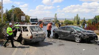Uşak'ta iki otomobil çarpıştı! 1 ölü, 4 yaralı