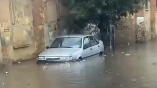 İstanbul’da sağanak yağış etkili oldu, yollar göle döndü