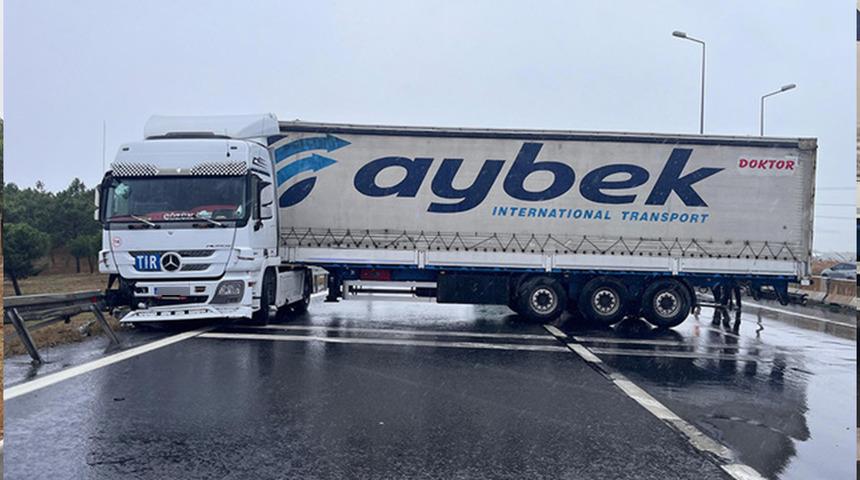 Yağmur nedeniyle tır kaydı! Trafikte zor anlar yaşandı
