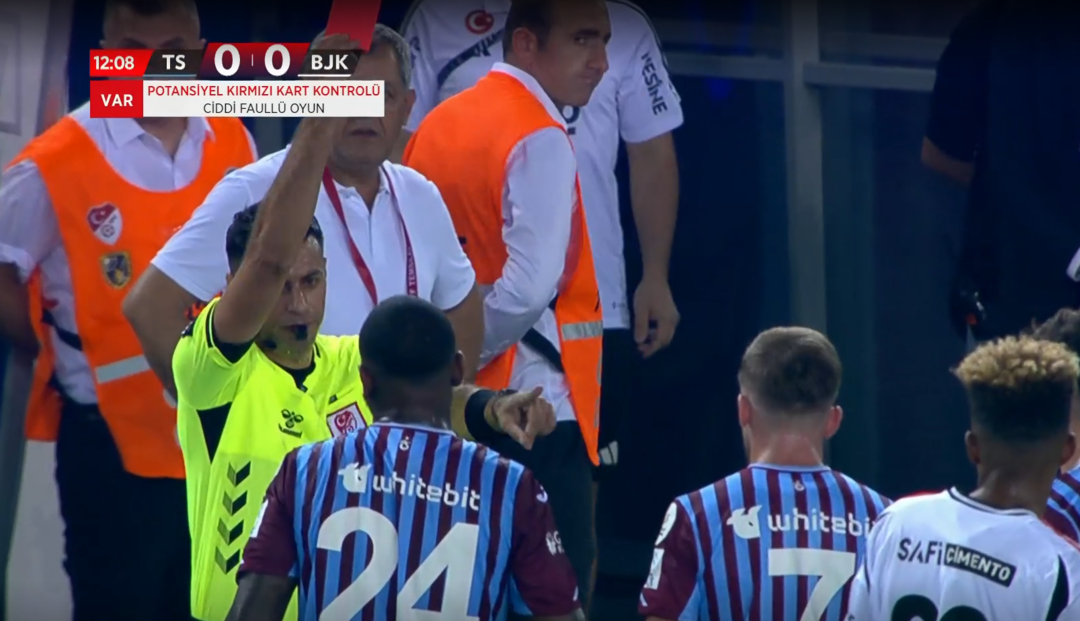 SON DAKİKA: Trabzonspor-Beşiktaş derbisinde tarihi an! Hen&uuml;z 13. dakikada kırmızı kart... Bordo-mavililer 10 kişi kaldı