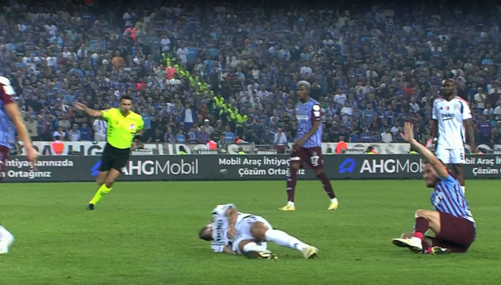 SON DAKİKA: Trabzonspor-Beşiktaş derbisinde tarihi an! Henüz 13. dakikada kırmızı kart... Bordo-mavililer 10 kişi kaldı G2