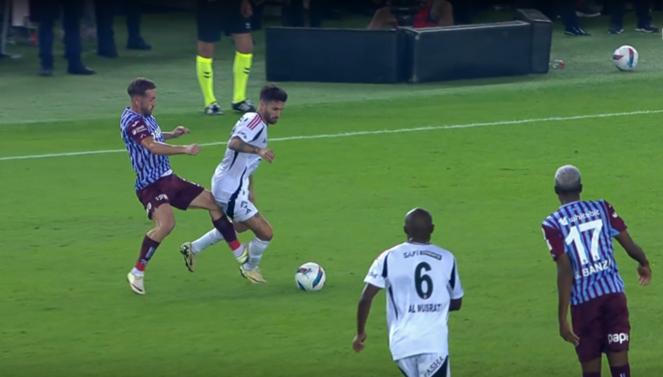 SON DAKİKA: Trabzonspor-Beşiktaş derbisinde tarihi an! Henüz 13. dakikada kırmızı kart... Bordo-mavililer 10 kişi kaldı G4