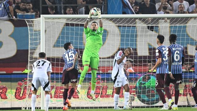 Beşiktaş karşısında kalesinde devleşti! Sosyal medya kaynıyor... Uğurcan Çakır mağlubiyeti tek başına engelledi! 