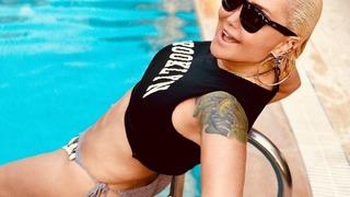 Yonca Evcimik'in 61. yaş pozunu gören inanamadı! Göğüs kısmında gül detaylı bikinisi dikkat çekti