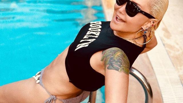 Yonca Evcimik'in 61. yaş pozunu gören inanamadı! Göğüs kısmında gül detaylı bikinisi dikkat çekti