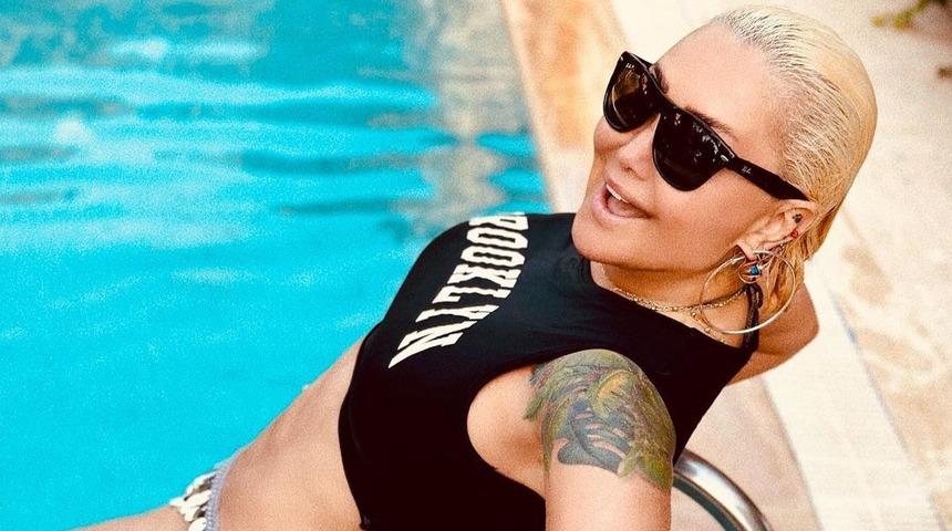 Yonca Evcimik'in 61. yaş pozunu gören inanamadı! Göğüs kısmında gül detaylı bikinisi dikkat çekti