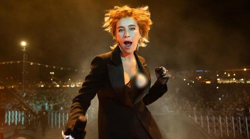 Şarkıcı Sıla sahnesinden paylaştı! O kareyi görenler şaştı kaldı: Silikonu mu fırlamış?